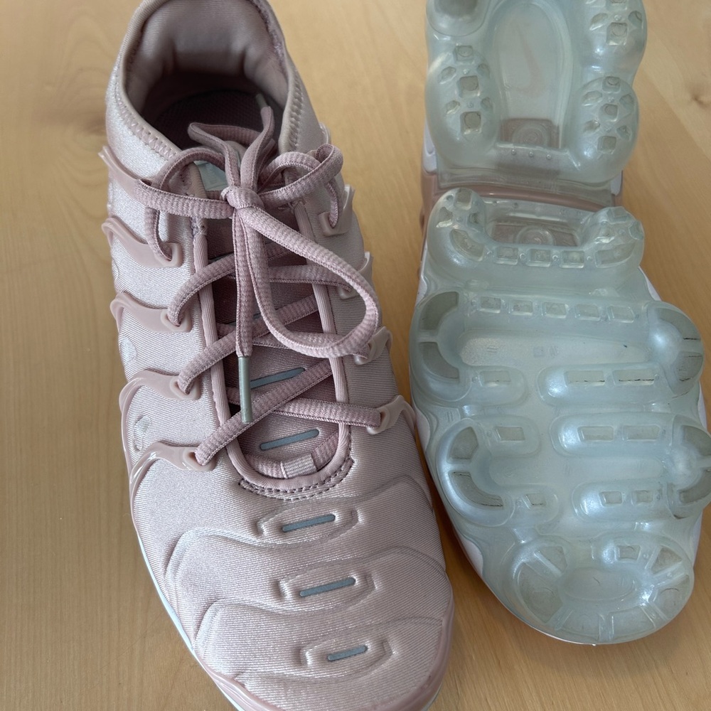 Nike VaporMax Plus Sneakers Pink